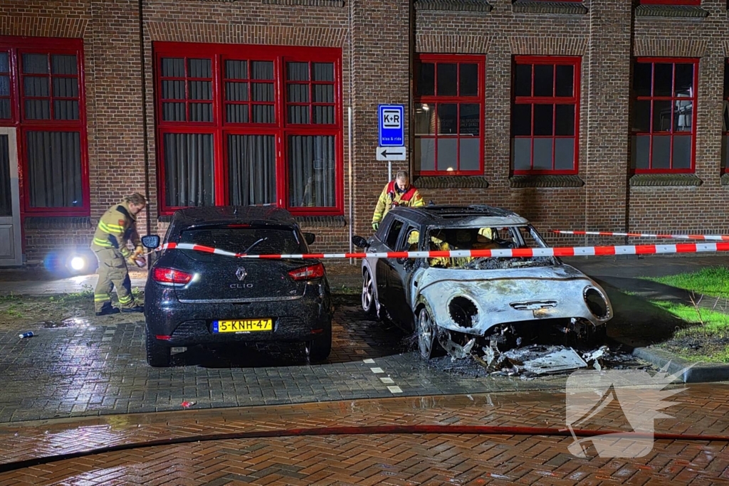 Brandweer blust nachtelijke autobrand