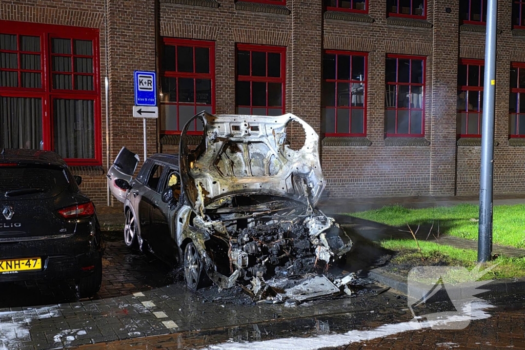 Brandweer blust nachtelijke autobrand