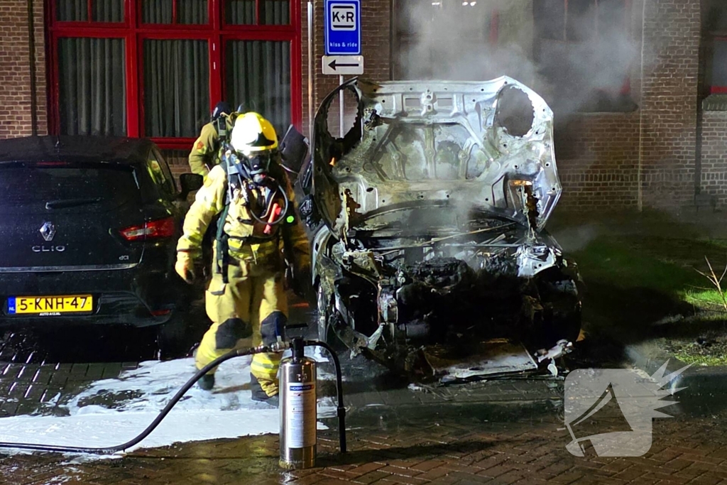 Brandweer blust nachtelijke autobrand