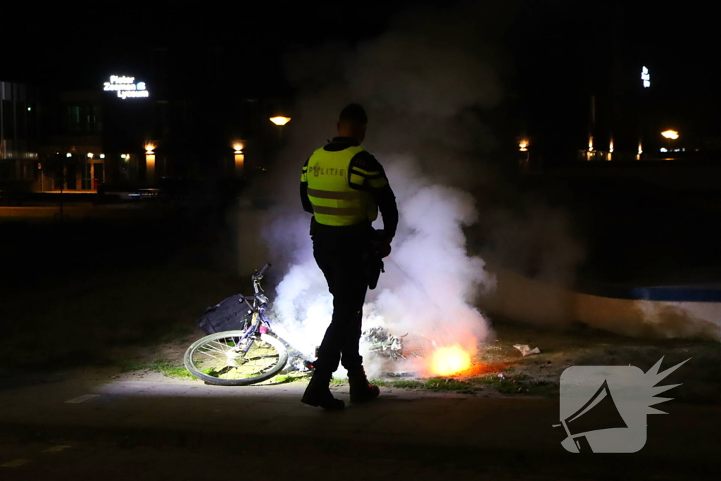 Brandweer blust brandende fiets