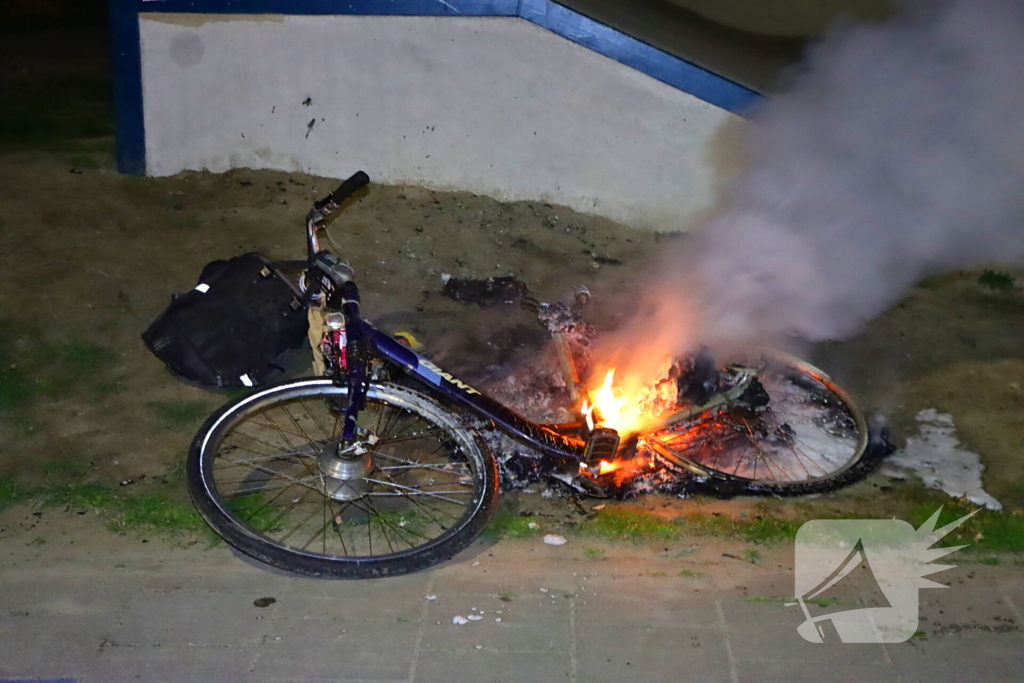 Brandweer blust brandende fiets