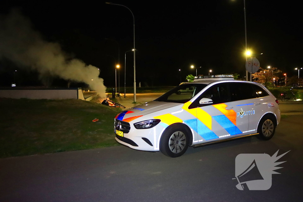 Brandweer blust brandende fiets