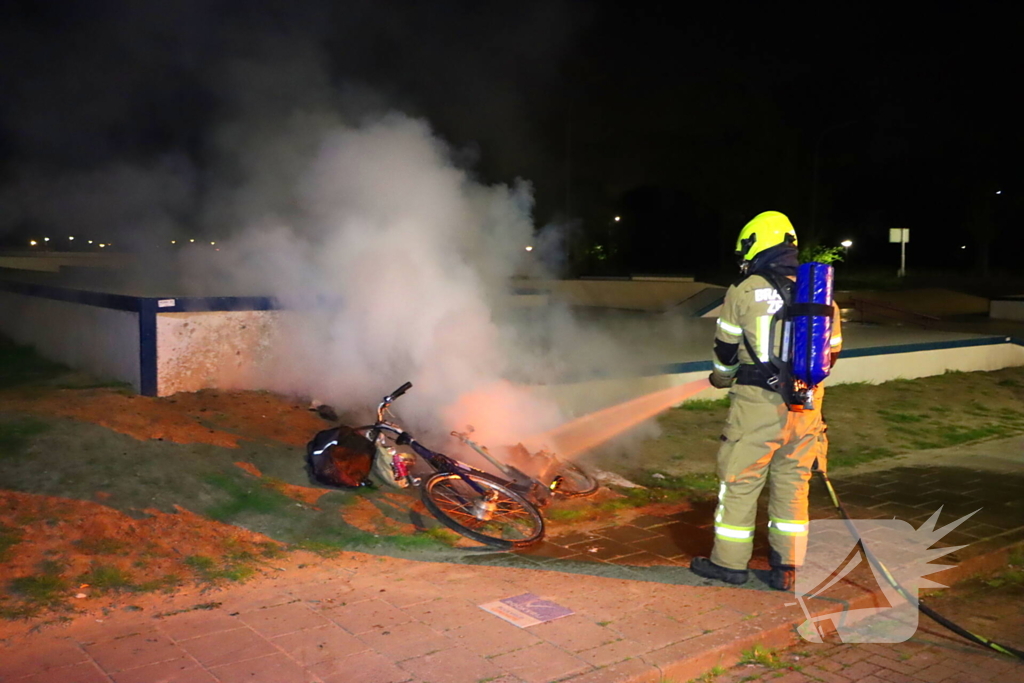 Brandweer blust brandende fiets
