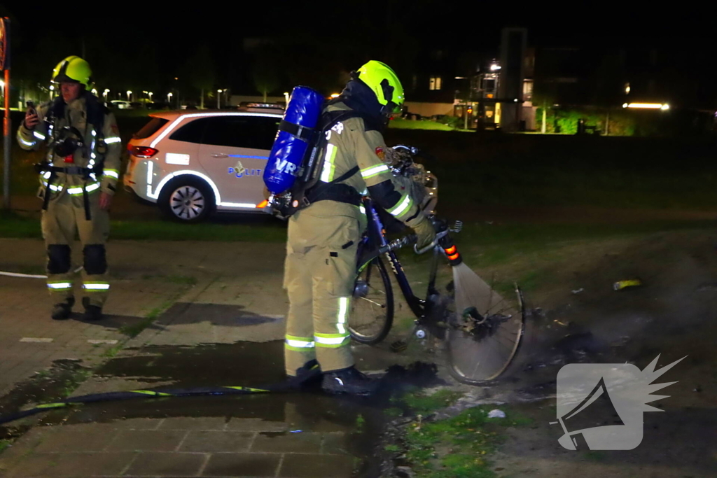 Brandweer blust brandende fiets