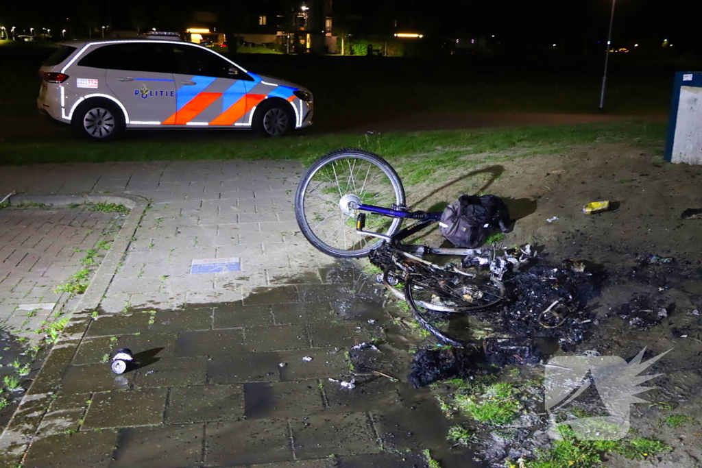 Brandweer blust brandende fiets