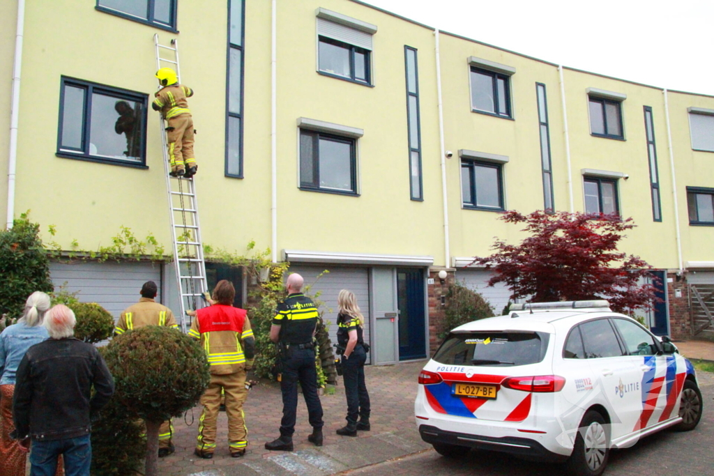 Brandweer controleert woning vanaf ladder na afgaan rookmelder