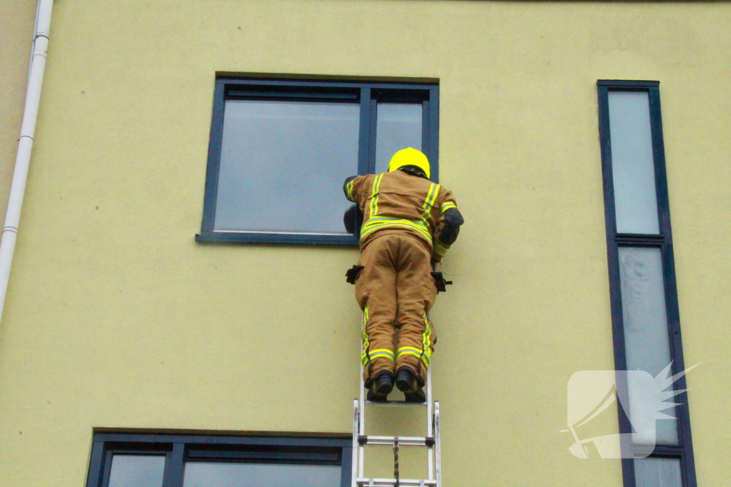 Brandweer controleert woning vanaf ladder na afgaan rookmelder