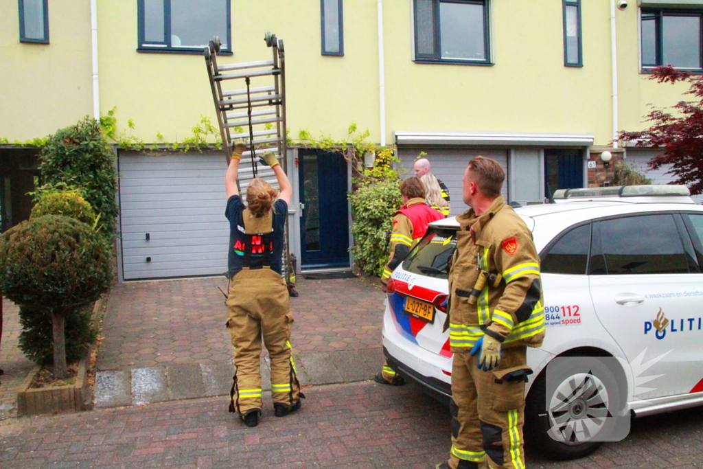 Brandweer controleert woning vanaf ladder na afgaan rookmelder