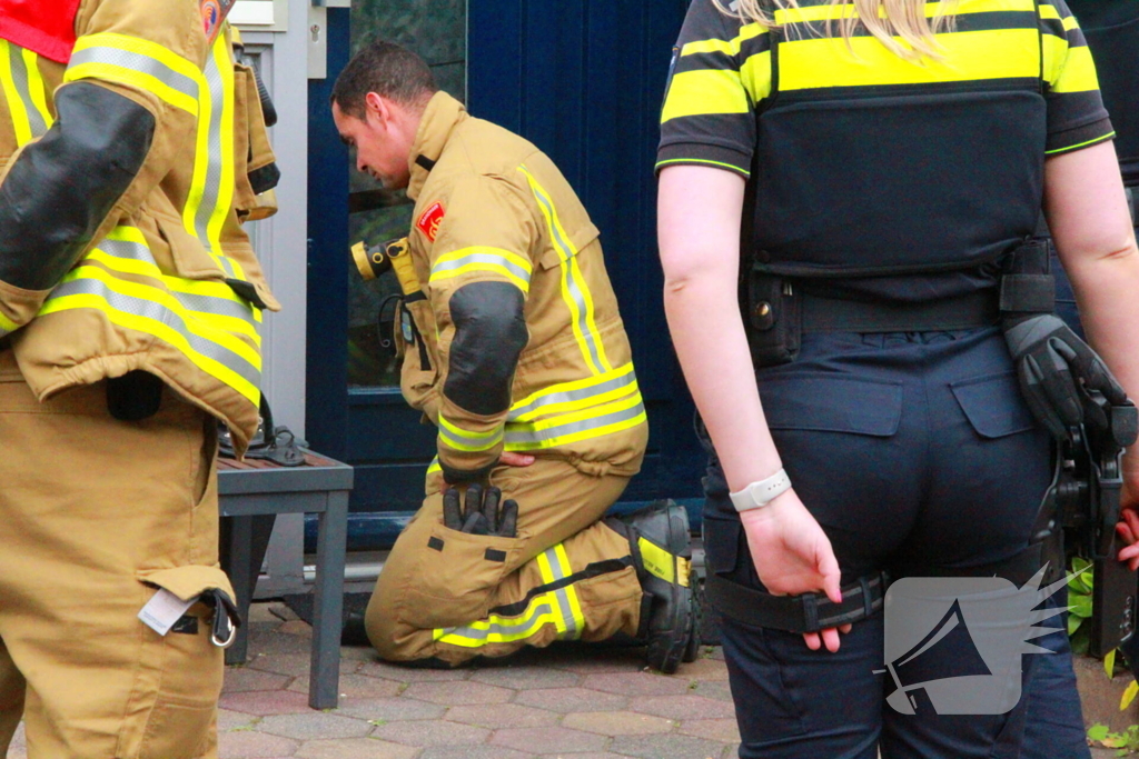 Brandweer controleert woning vanaf ladder na afgaan rookmelder