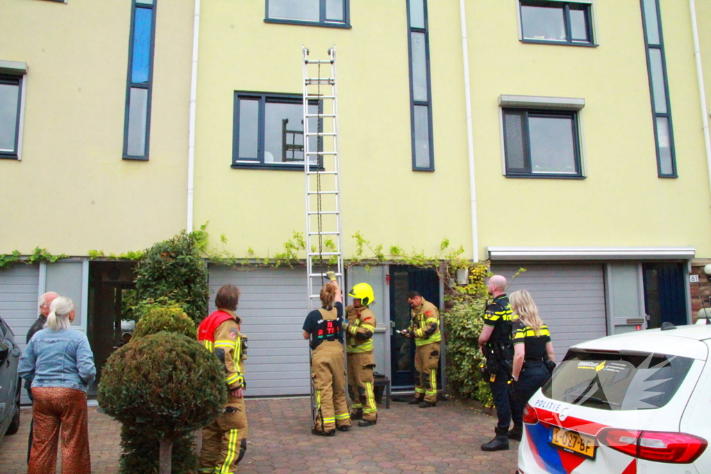 Brandweer controleert woning vanaf ladder na afgaan rookmelder