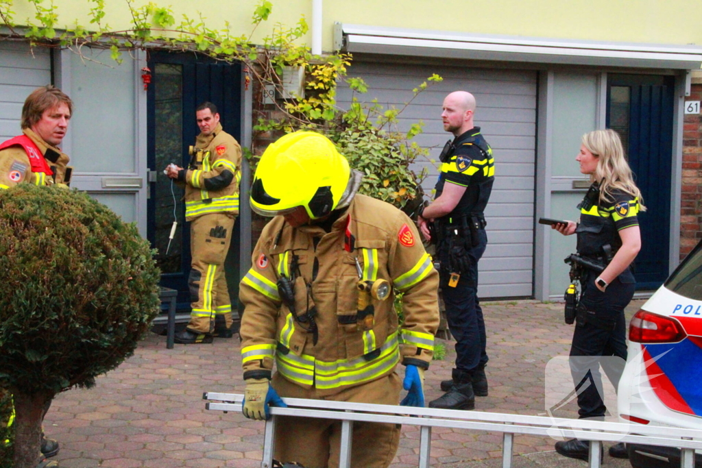 Brandweer controleert woning vanaf ladder na afgaan rookmelder