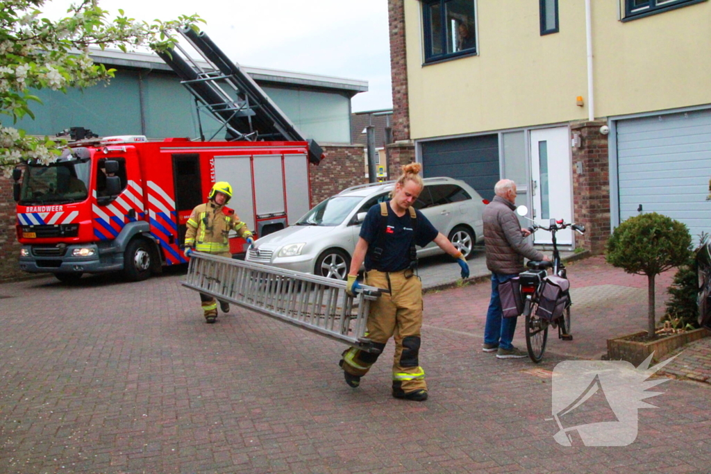 Brandweer controleert woning vanaf ladder na afgaan rookmelder
