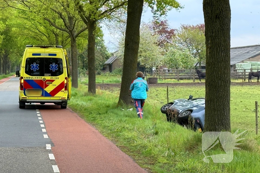 Brommobiel rijdt greppel in, bestuurder gewond