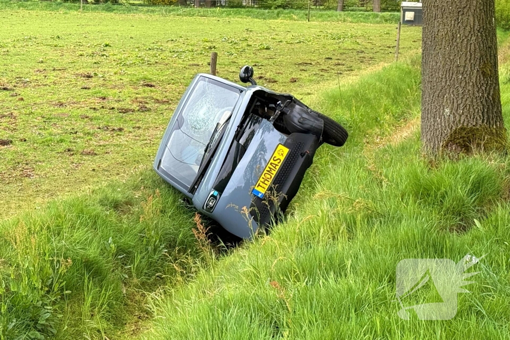 Brommobiel rijdt greppel in, bestuurder gewond