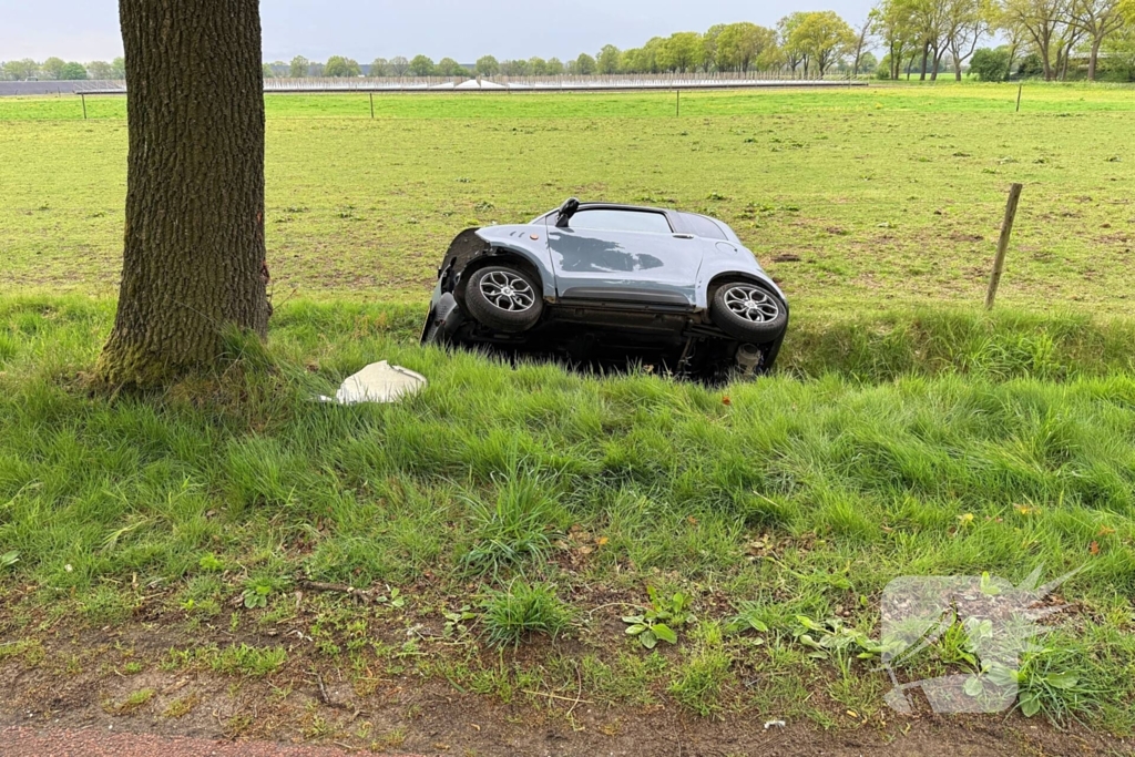 Brommobiel rijdt greppel in, bestuurder gewond