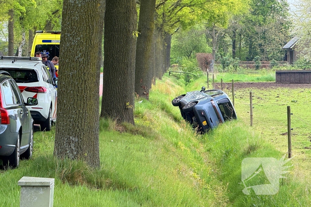 Brommobiel rijdt greppel in, bestuurder gewond
