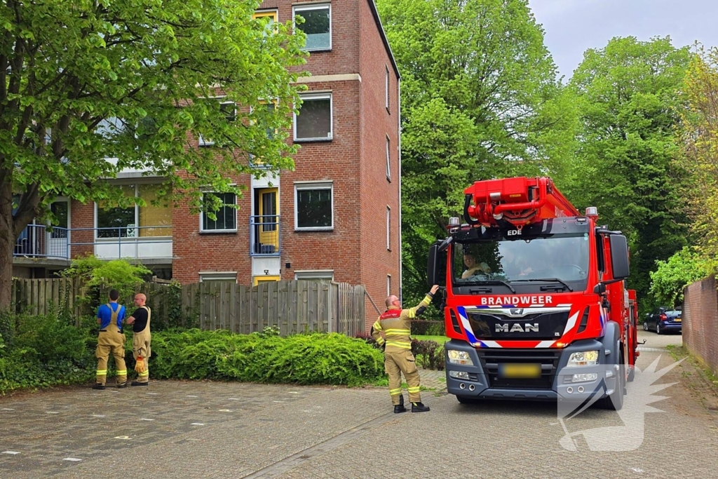 Kind sluit moeder op balkon buiten, brandweer schiet te hulp