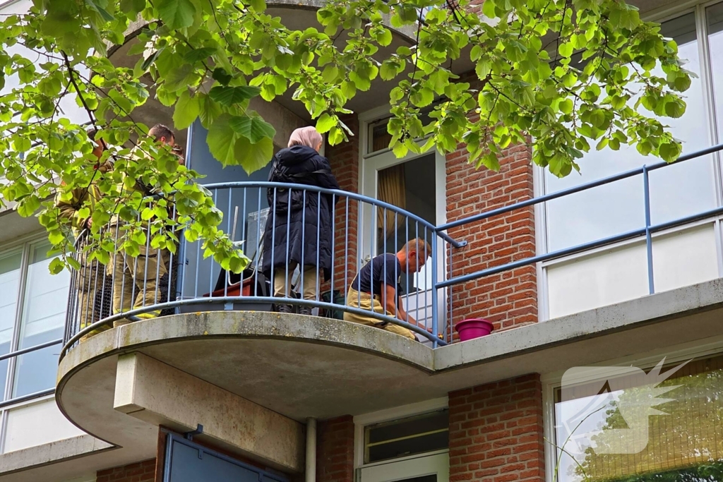 Kind sluit moeder op balkon buiten, brandweer schiet te hulp