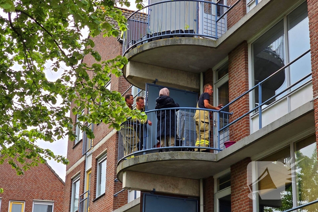Kind sluit moeder op balkon buiten, brandweer schiet te hulp