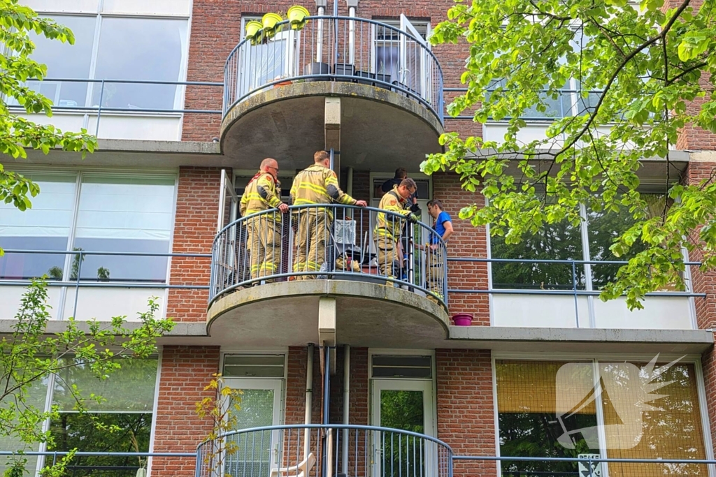 Kind sluit moeder op balkon buiten, brandweer schiet te hulp