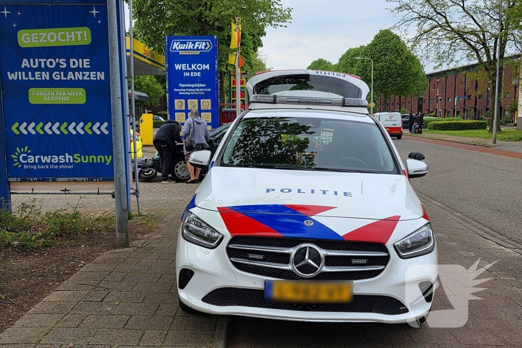 Opzittenden scooter ten val na aanrijding met auto