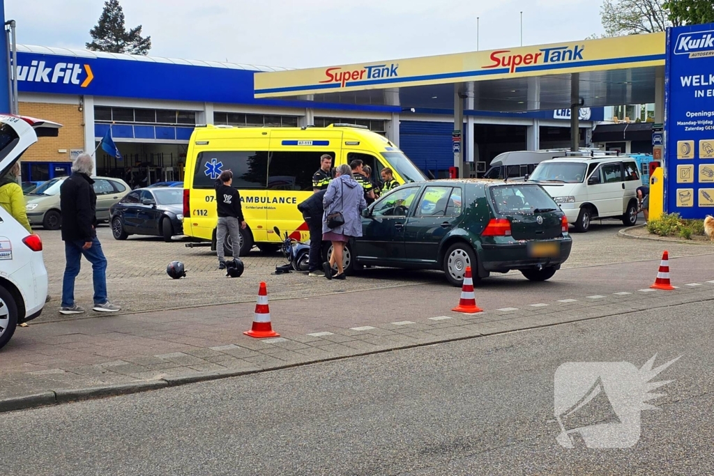 Opzittenden scooter ten val na aanrijding met auto