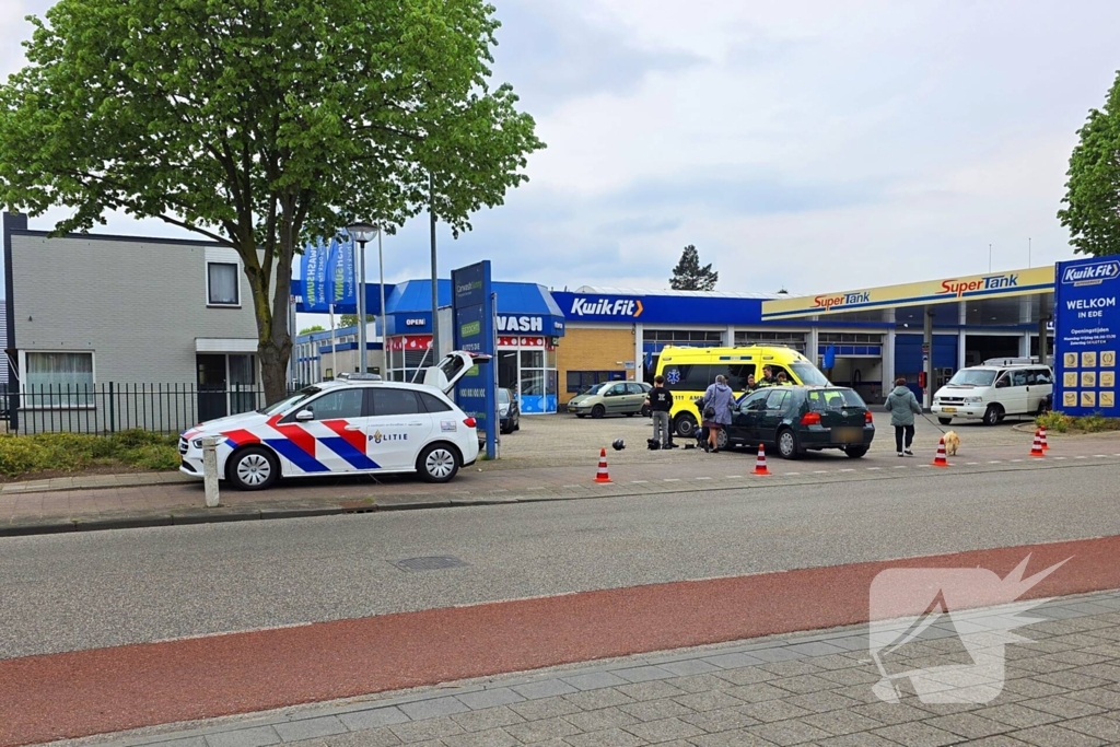 Opzittenden scooter ten val na aanrijding met auto