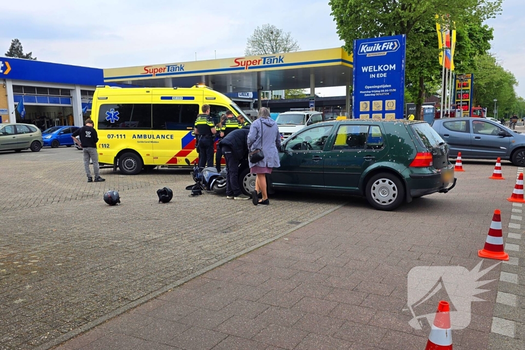 Opzittenden scooter ten val na aanrijding met auto