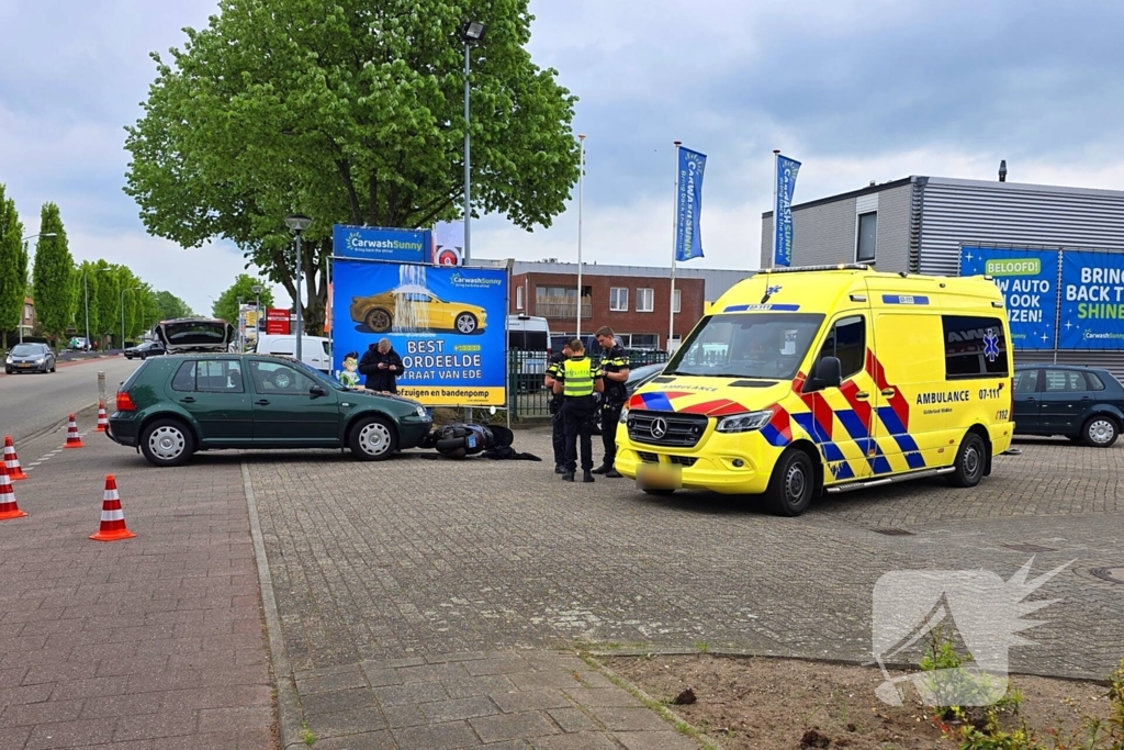 Opzittenden scooter ten val na aanrijding met auto