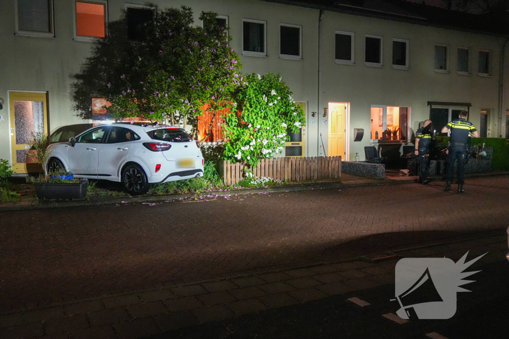 Bestuurster rijdt tegen woning tijdens parkeren