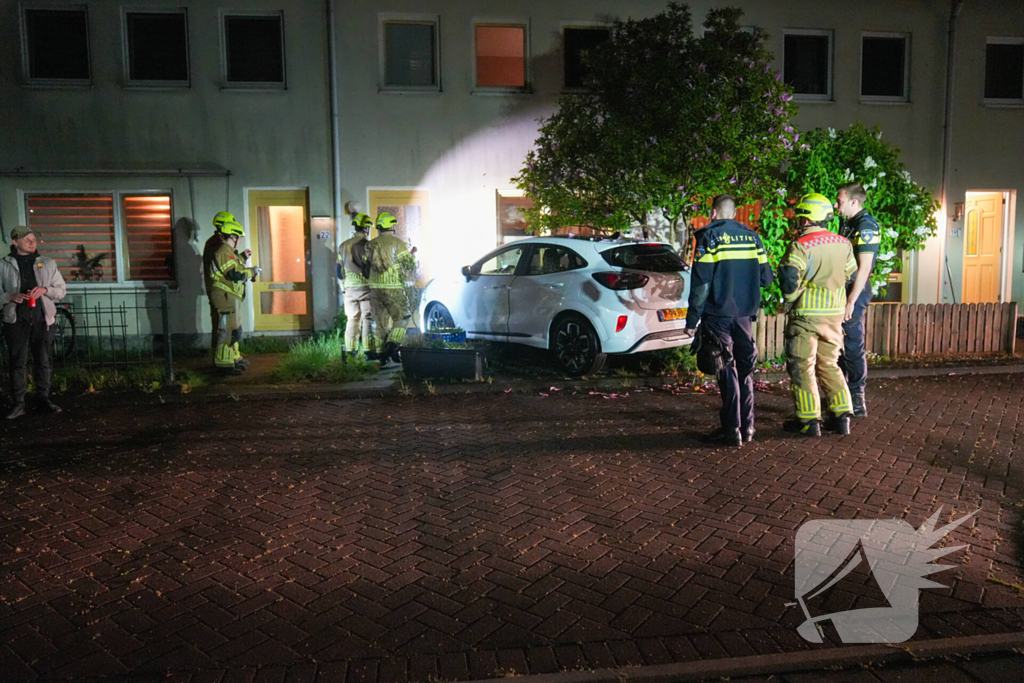 Bestuurster rijdt tegen woning tijdens parkeren