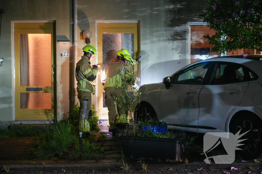 Bestuurster rijdt tegen woning tijdens parkeren