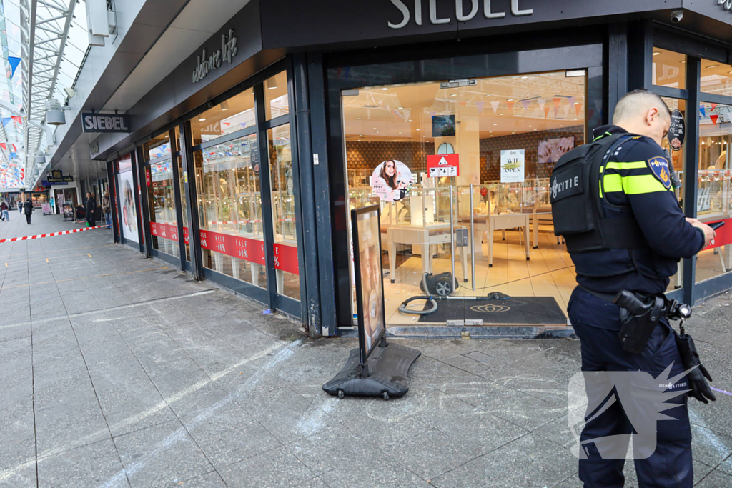 Politie doet onderzoek naar overval op juwelierszaak