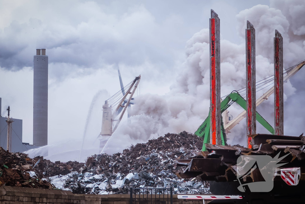 Forse rookontwikkeling bij brand op schip met schroot