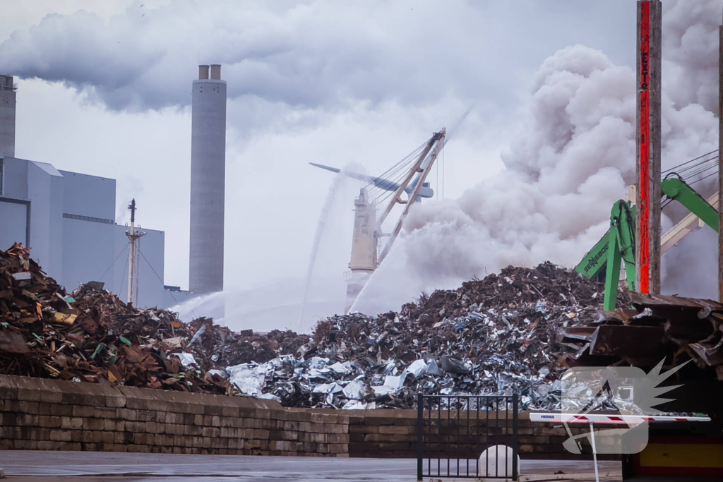 Forse rookontwikkeling bij brand op schip met schroot