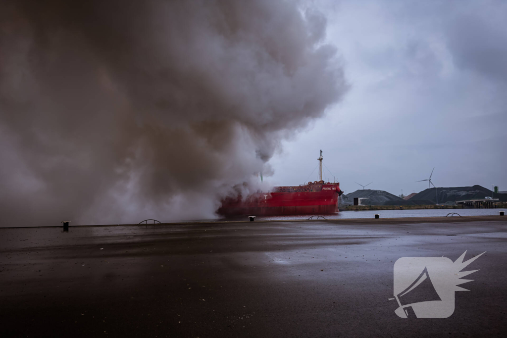 Forse rookontwikkeling bij brand op schip met schroot