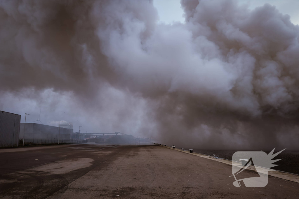 Forse rookontwikkeling bij brand op schip met schroot