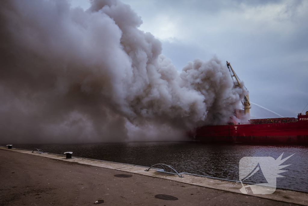 Forse rookontwikkeling bij brand op schip met schroot