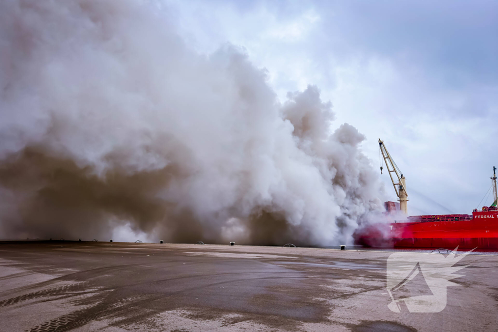 Forse rookontwikkeling bij brand op schip met schroot