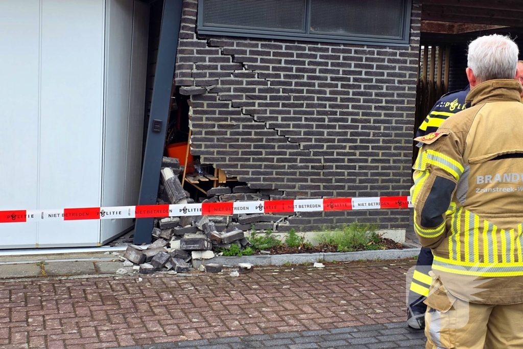 Auto ramt woning, muur ontzet