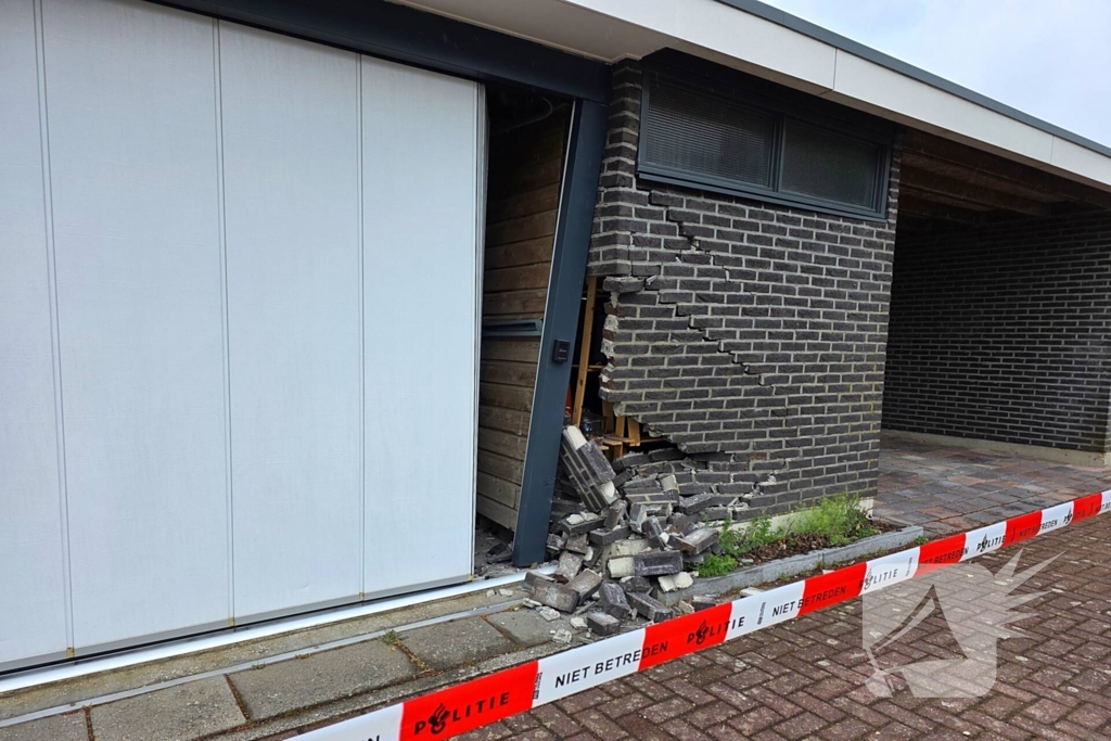 Auto ramt woning, muur ontzet