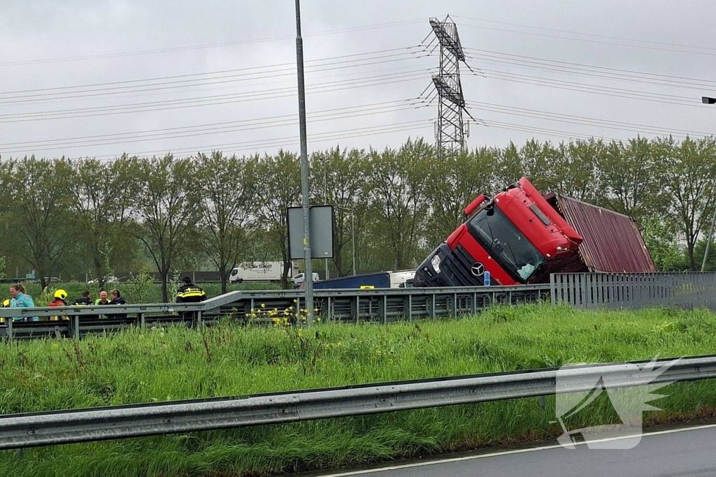 Verkeersoverlast door gekantelde vrachtwagen