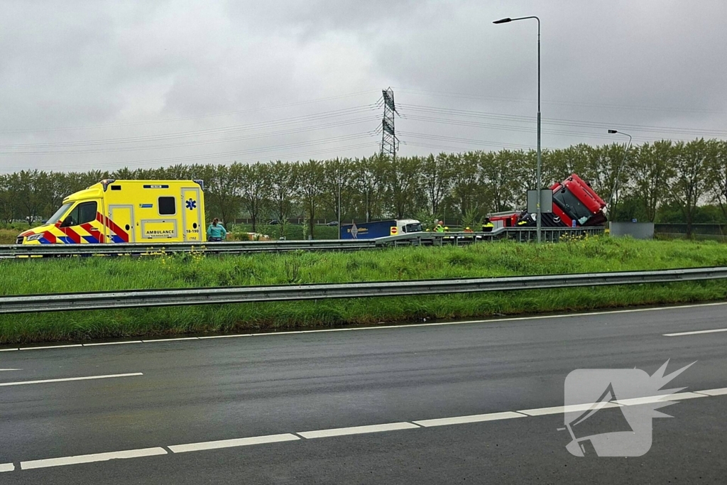 Verkeersoverlast door gekantelde vrachtwagen