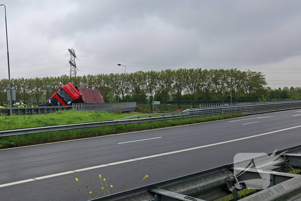 Verkeersoverlast door gekantelde vrachtwagen