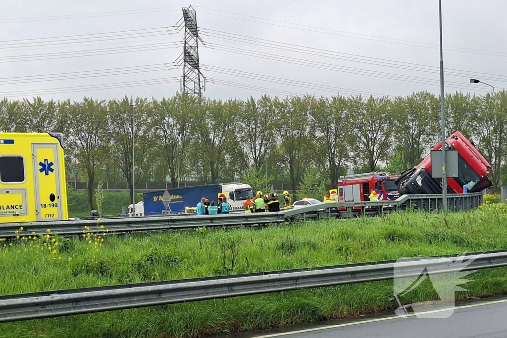 Verkeersoverlast door gekantelde vrachtwagen