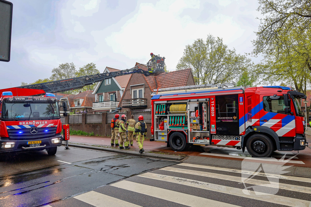 Brandweer blust brand op dak van woning