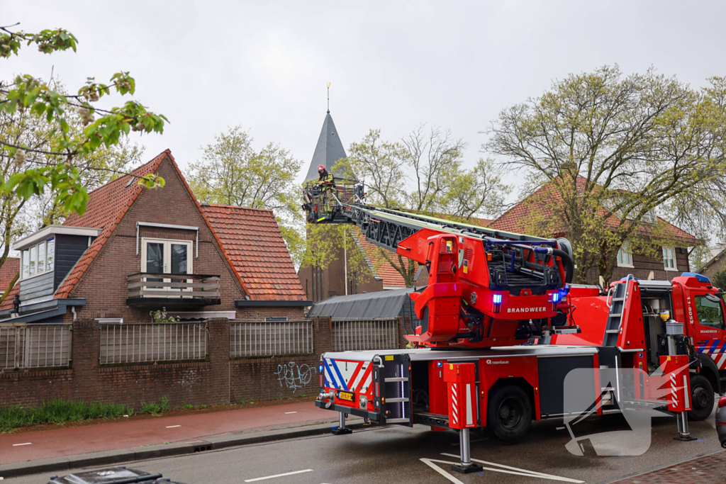 Brandweer blust brand op dak van woning