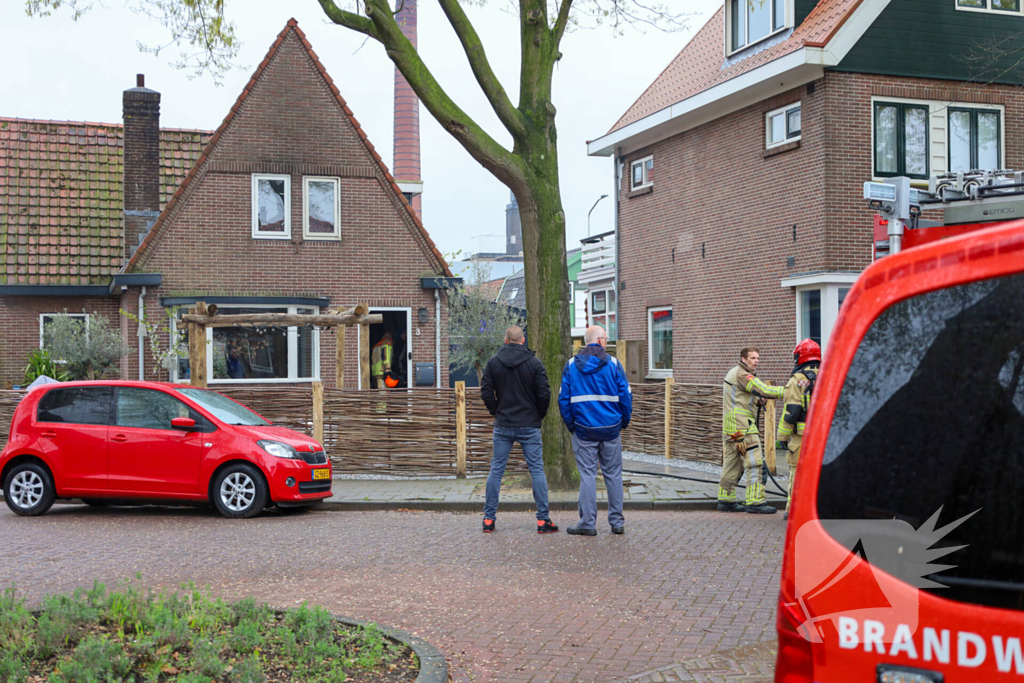 Brandweer blust brand op dak van woning
