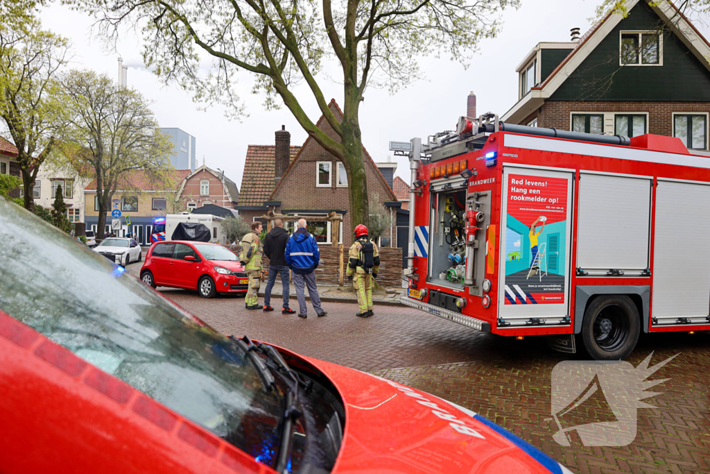 Brandweer blust brand op dak van woning