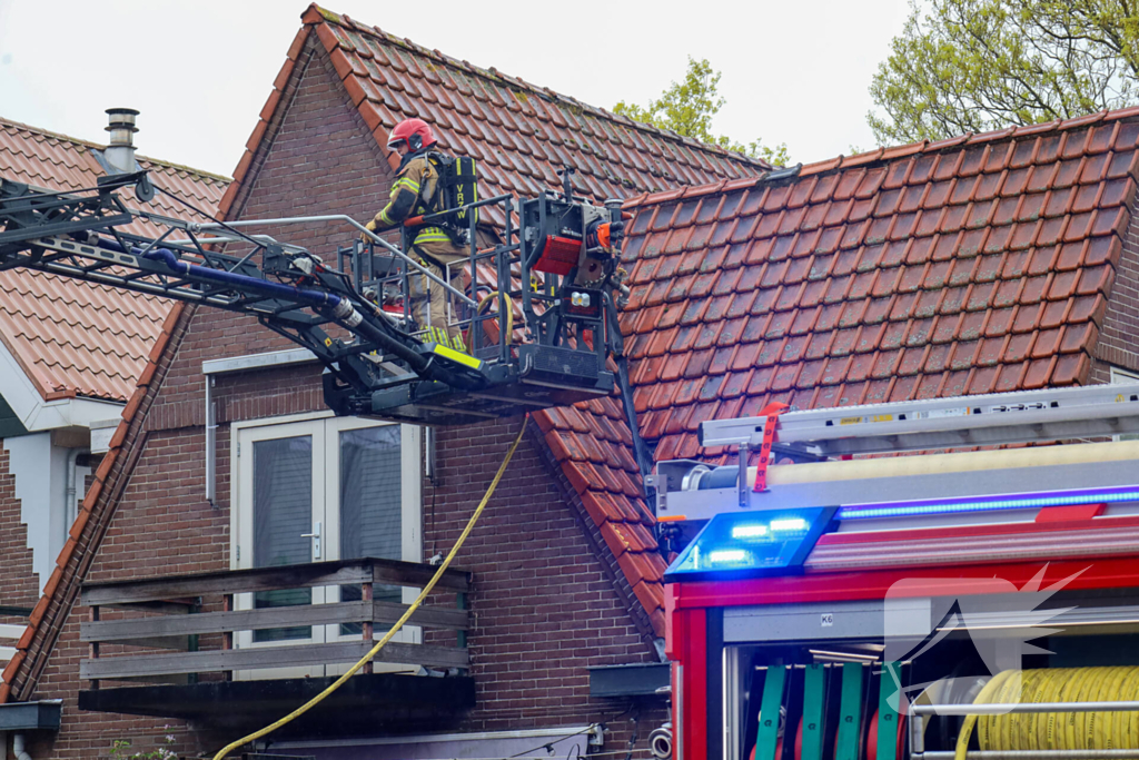Brandweer blust brand op dak van woning